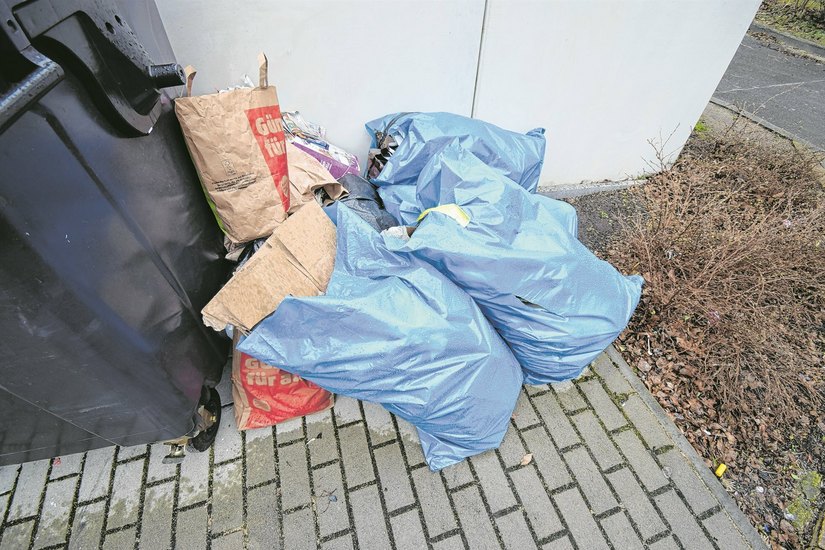 Selbst bereits verpackter Müll in Tüten landet leider immer wieder im öffentlichen Raum, statt in der entsprechenden Mülltonne.