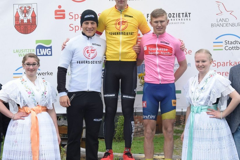 Die Besten der drei Trikotwertungen: Sprinter Felix Wacker (Bayern/links), 	Gesamtsieger	Bastian Flicke Mitte/Landesteam Brandenburg) und der beste Nachwuchsmann Thomas Ognedal aus Norwegen.