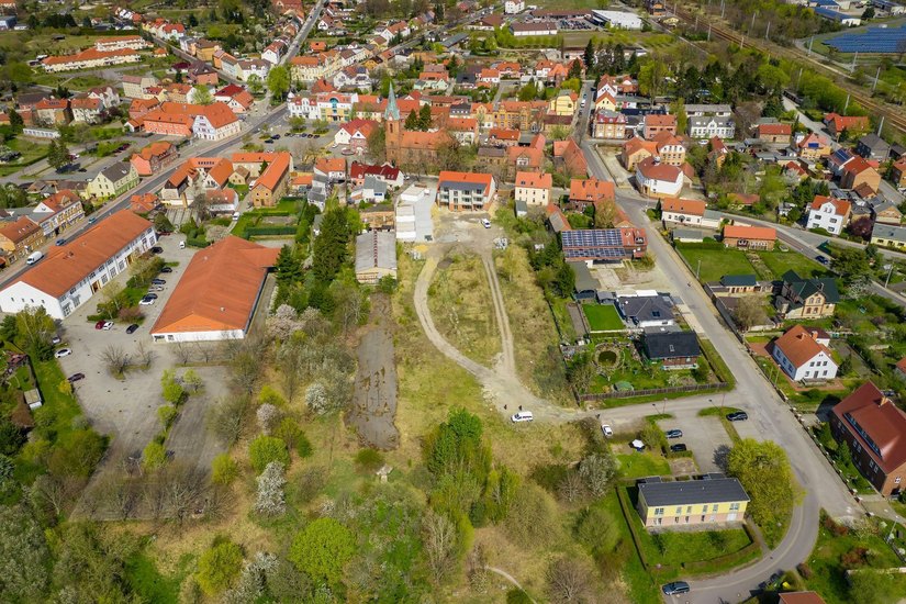 Blick aus der Vogelperspektive auf das Stadtzentrum Großräschen mit der Entwicklungsfläche »Wohngebiet am Spring«. Foto: Stadt Großräschen
