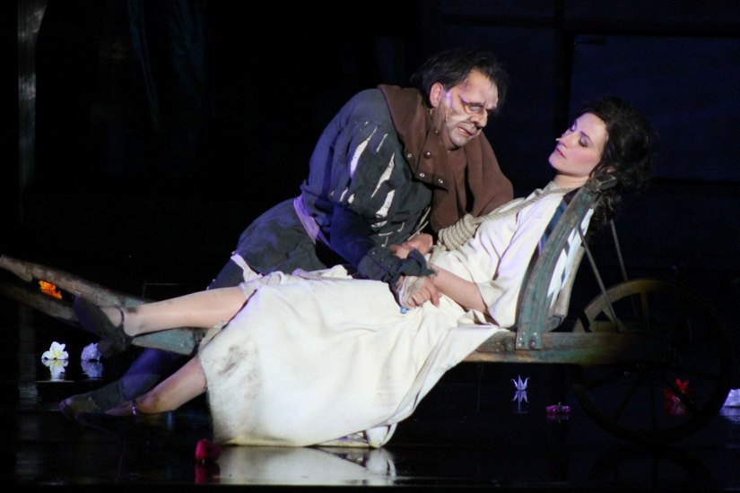 Tom Pauls als "Der Glöckner von Notre Dame" mit seiner Esmeralda. (Foto: Büttner)