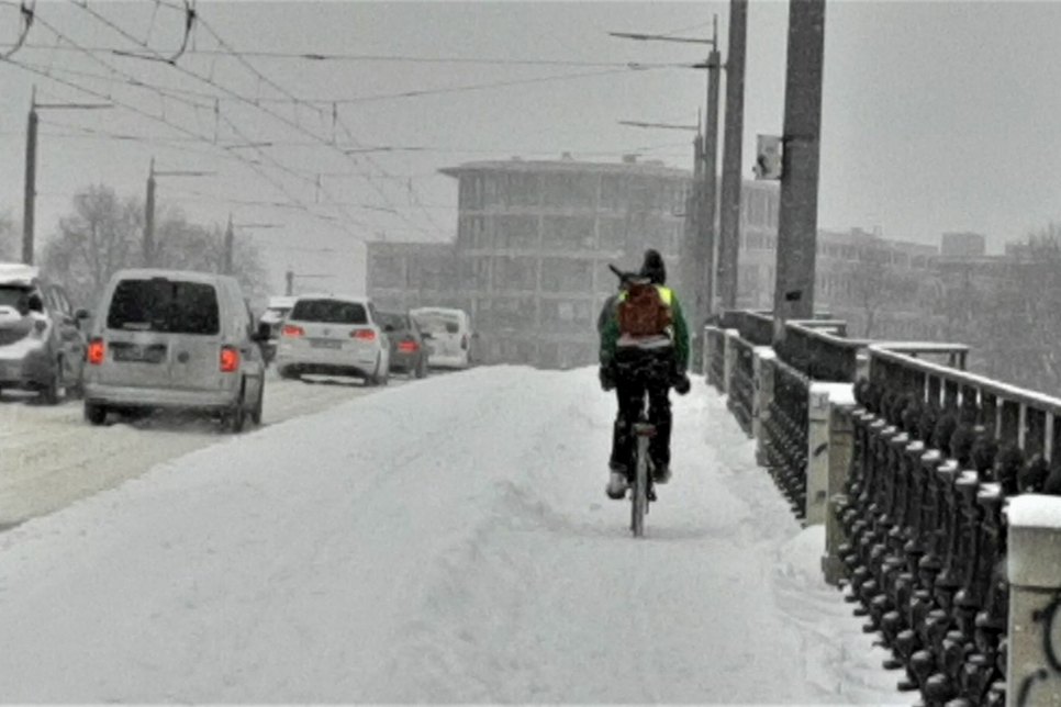 Radfahrer gestern (8. Februar) auf der Albertbrücke. Foto: ADFC