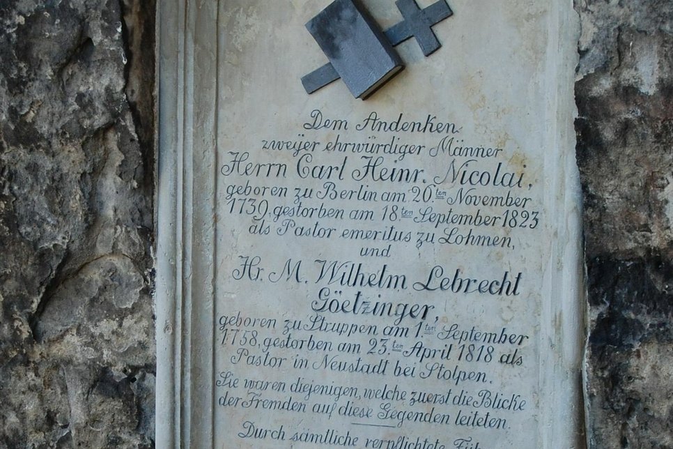 Die Gedenktafel an der Basteibrücke zu Ehren Götzingers und Nicolai.