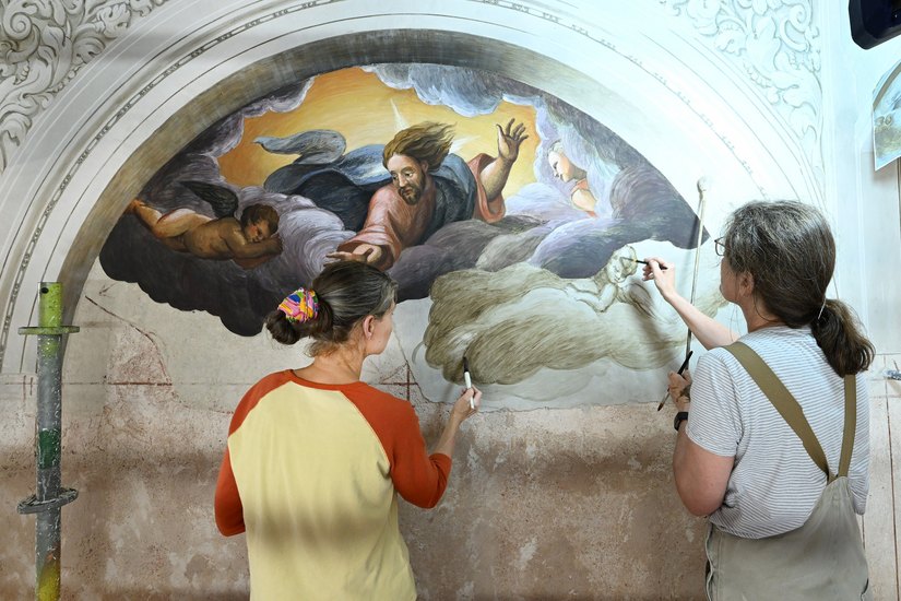 Die beiden Restauratorinnen Sabine Posselt (rechts) und Ulrike Hahn malen das Fresko "Bekehrung des Paulus" aus.