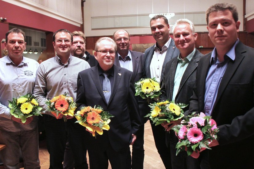 Der wieder gewählte Vorstand des Kreissportbundes Elbe-Elster mit Detlev Leissner (vorn Mitte) als Vorsitzender und Andreas Schönert, Sebastian Schulz, Alf Richter, Edgar Buchwald, Falko Reichert, Jens Runge und Uwe Schadock.