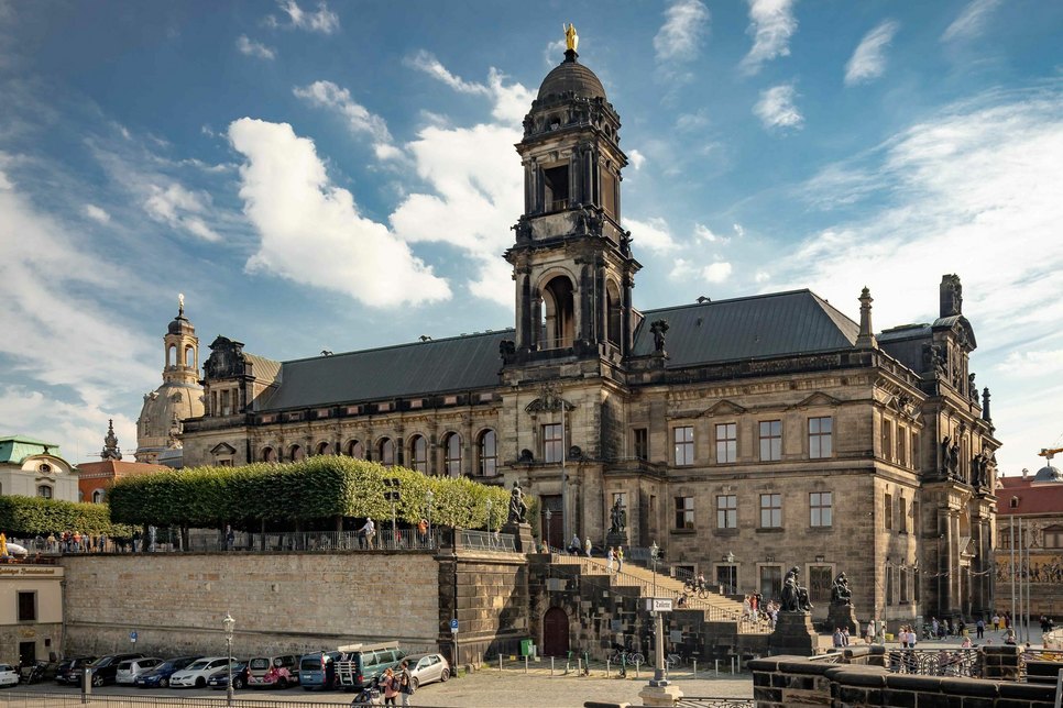 Das Ständehaus am Schlossplatz, Ansicht von der Augustusbrücke  aus, gehört zu jenen geschichtsträchtigen Denkmälern, die eher selten für die Öffentlichkeit zugänglich sind. Foto: Robert Michalk, 2020