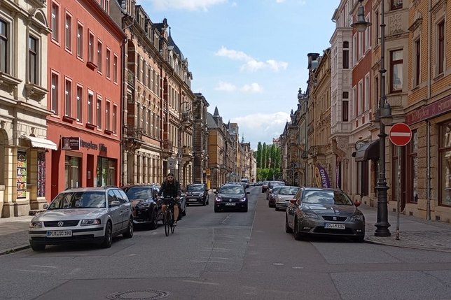 Die schmale Gartenstraße in Pirna ist eine Einbahnstraße, für Autos wie für Fahrräder. Per Verkehrsversuch sollte ursprünglich die zusätzliche Öffnung für  Radverkehr in Gegenrichtung getestet werden.