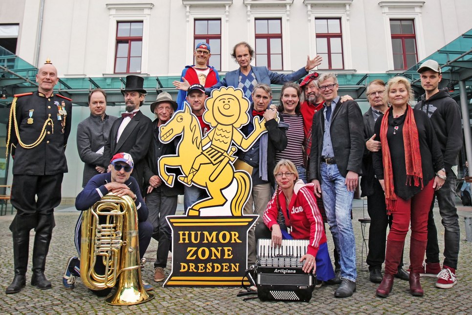 Olaf und viele beteiligte Künstler aus Dresden. Fotos: Amac Garbe