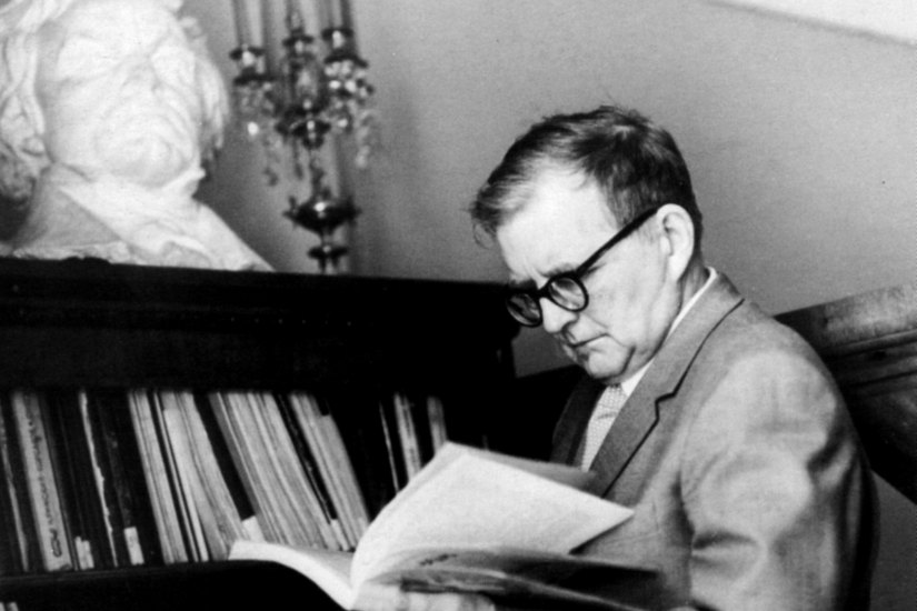 Schostakowitsch mit Beethoven-Büste in seinem Moskauer Arbeitszimmer, 1968. Foto: DSCH Publishers Moscow