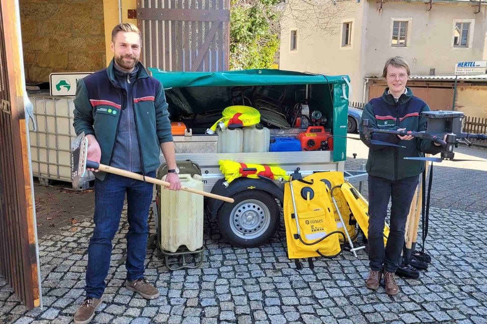 Christian Starke, stellv. Leiter, und Christina Tscheuschner, Betriebsleiterin der Nationalparkverwaltung Sächsische Schweiz, zeigen Teile der neuen Ausrüstung zur Brandbekämpfung.