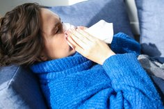 An erster Stelle der Ursachen für Krankschreibungen stehen im ersten Halbjahr 2023 Atemwegserkrankungen wie Erkältungen und Bronchitis.