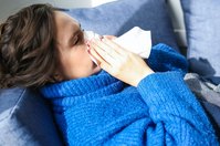 An erster Stelle der Ursachen für Krankschreibungen stehen im ersten Halbjahr 2023 Atemwegserkrankungen wie Erkältungen und Bronchitis.
