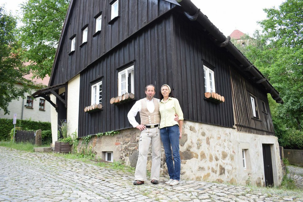 Gerlind Alius und Ronny Neumann sind die neuen Betreiber des „Hexenhäusel“ in Bautzen. Das Gebäude soll nach historischen Vorbild wieder hergerichtet werden. Foto: Sandro Paufler