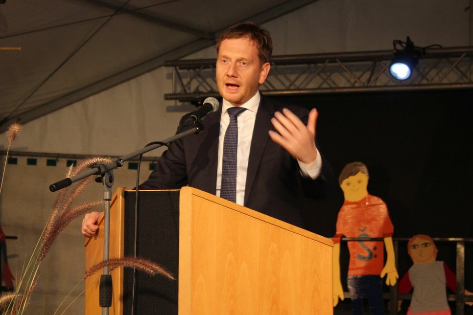 Ministerpräsident Michael Kretschmer bei der Eröffnung des Friedensfestes. Foto: Keil