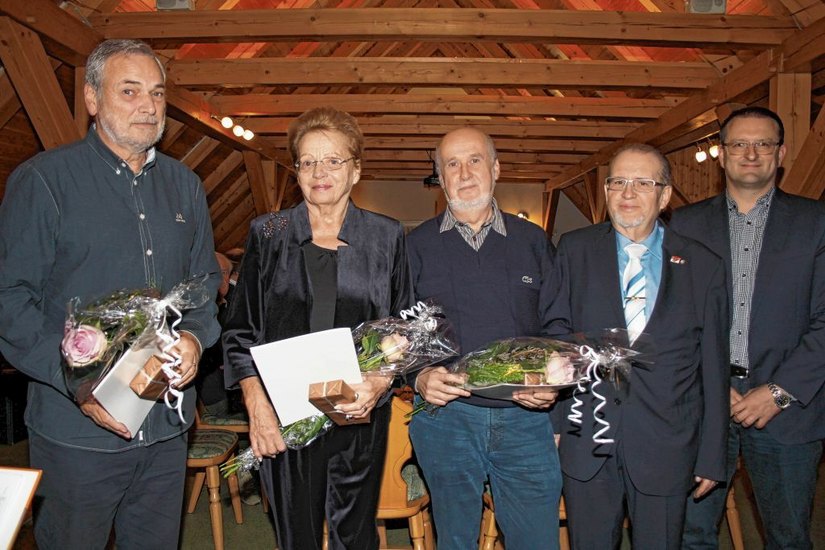 Mit der silbernen Ehrennadel des Landesportbundes Brandenburg wurden ausgezeichnet: Thomas Delliehausen (68), Renate Poetzsch (82) beide Neptiun 08 und Peter Dietze (62) Lok Elsterwerda Kegeln 8 (v.l.). Foto:wit