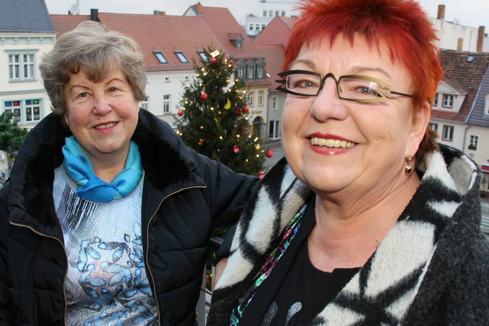 Ute Fisch (li., 68 Jahre) und Monika Auer (re., 66 Jahre) aus Senftenberg lieben Märchen. Sie sind Märchenerzählerinnen und Mitglied in der Europäischen Märchengesellschaft. Foto: sts