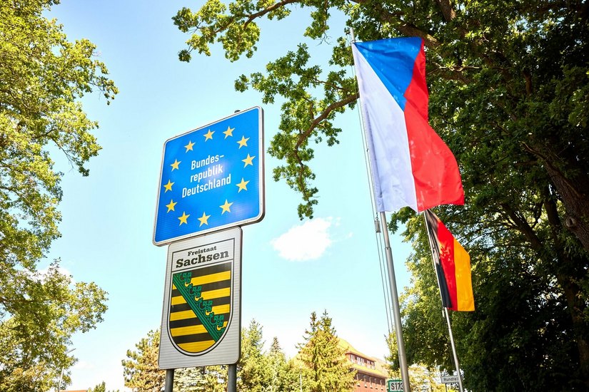 Im Grenzraum zwischen Deutschland und Tschechien (hier: Grenzübergang Hellendorf / Petrovice) wird nachbarschaftliche Zusammenarbeit gelebt und durch zahlreiche Aktionen weiter vertieft.