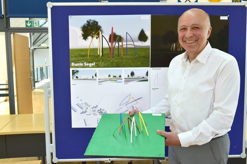 Der freischaffende Künstler und Architekt Ararat Heydeyan gewinnt mit seinem Projekt »Bunte Segel« einen Wettbewerb zur Gestaltung eines Kreisverkehrs in Senftenberg.