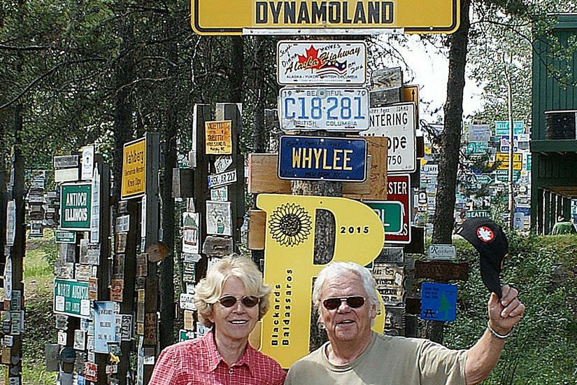 Dieter Gärtner und seine Frau mit dem Coswig-Schild in Sign Forest in Kanada. Foto: privat