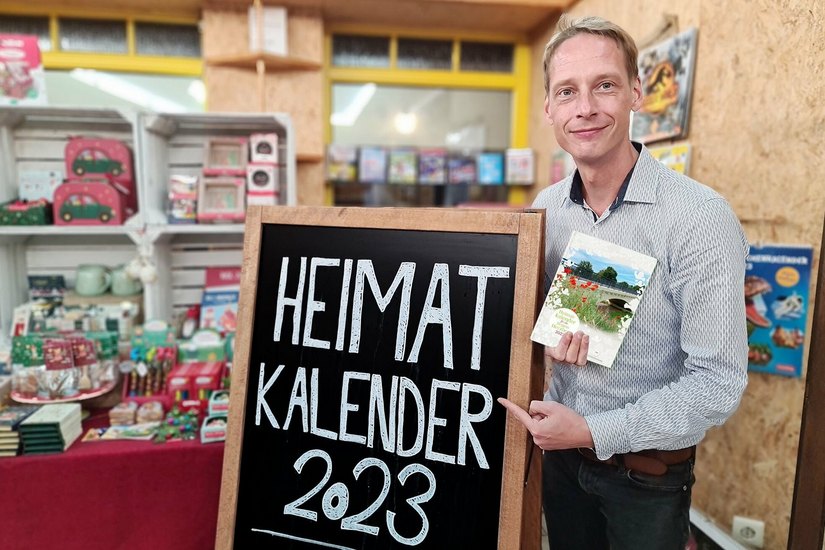 Kalendermann Christian Poser freut sich, dass er den neuen Heimatkalender vorstellen kann.
