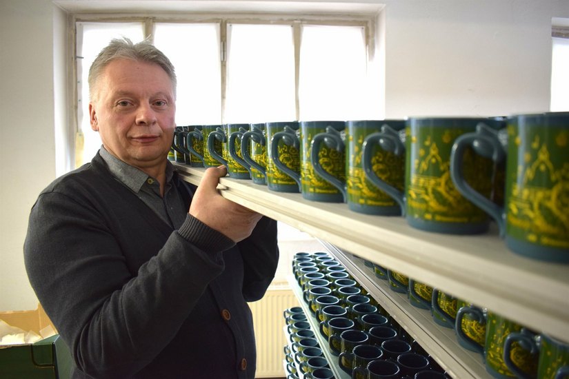 Geschäftsführer Andreas Kannegießer hält ein wertvolles Gut auf seinen Schultern: die Tassen für den Dresdener Striezelmarkt. Jede Tasse wird für den jeweiligen Ort individuell gestaltet.
