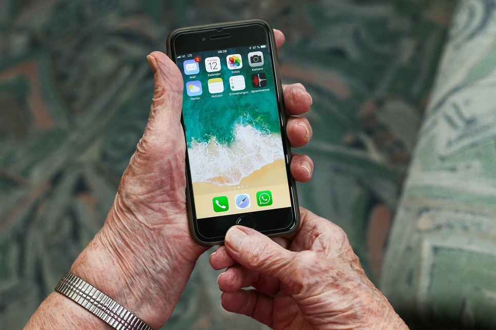 Senioren erhalten in Wilthen Hilfestellung über die Benutzung des eigenen Smartphones.