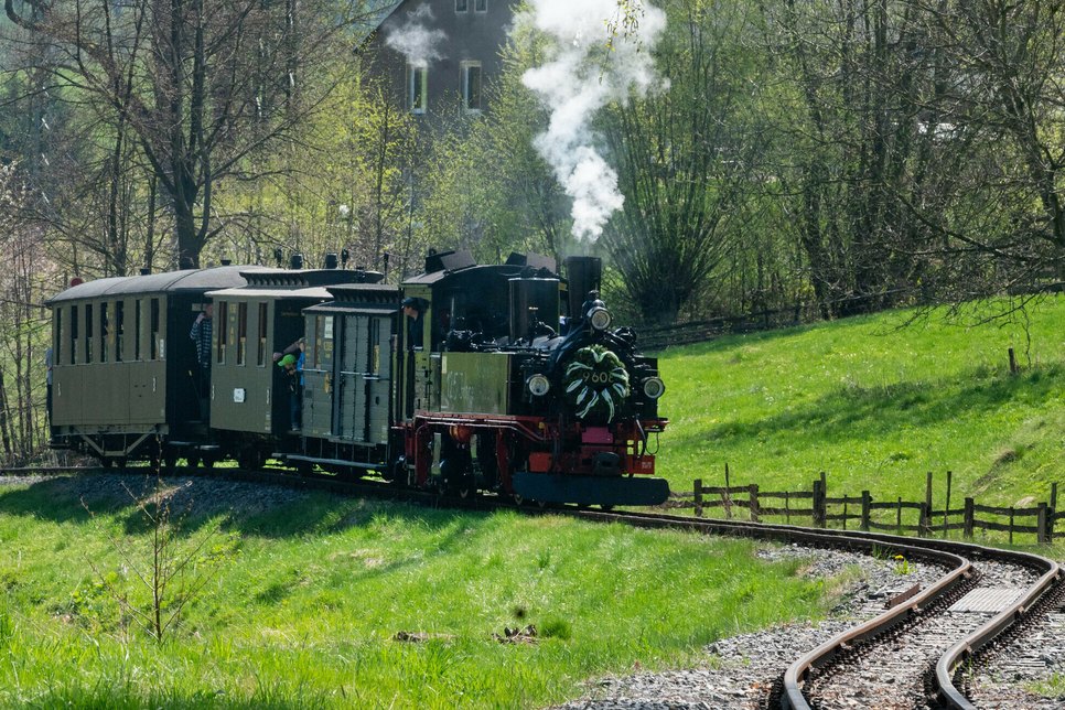 Die Schmalspurbahn wird seit Jahren von einem Verein wieder aufgebaut - zu den Bahnhofsfesten fahren die alten Loks auf der Strecke.