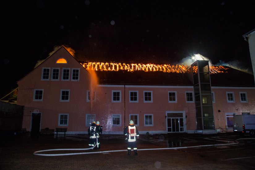Das Dach des ehemaligen Hotels "Husarenhof" ist in der Nacht zu Sonntag vollständig abgebrannt. Foto: Rocci Klein