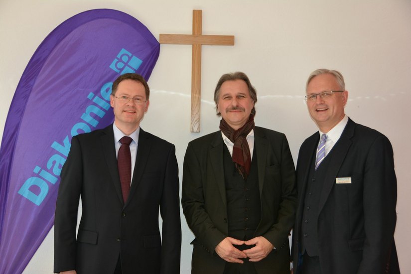 Superintendent Andreas Beuchel (Mitte) mit den beiden Geschäftsführern der Diakonie Meißen - Diakonisches Werk Meißen gGmbH Frank Radke (links) und Hans Georg-Müller (rechts).     Foto: Noack