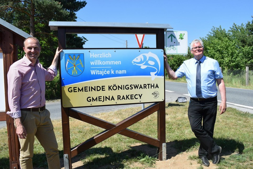 Staatsminister Wolfram Günther (links) und der Görlitzer Landrat und Vorsitzende des Landesfischereiverbandes, Bernd Lange, weihen die neue Tafel ein. Foto: spa