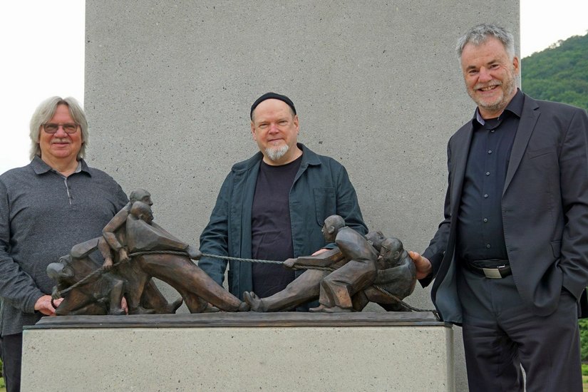 Uwe Rumberg, Olaf Stoy und Jörg-Peter Schautz (v.r.n.l.) vor der Figurengruppe »Tauziehen« auf dem Freitaler Neumarkt. Foto: Stadt Freital