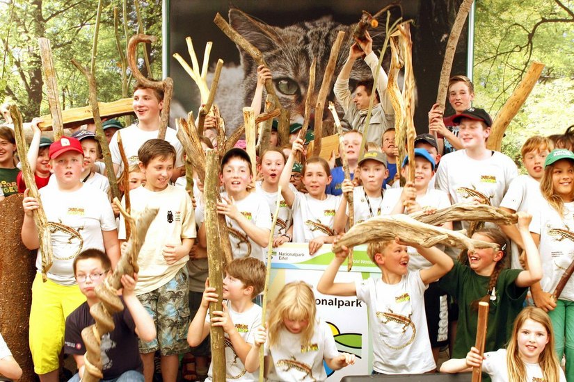 Junior-Ranger aus ganz Deutschland treffen sich einmal pro Jahr. 2015 fand das Treffen in der Wildniswerkstatt in Heimbach-Düttling im Nationalpark Eifel statt. Foto: Arnold Morascher