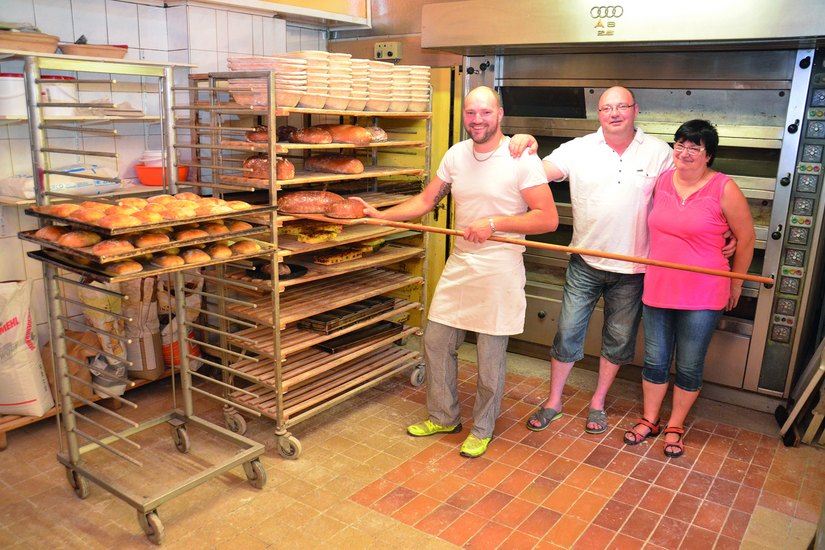 (V.l.n.r.): Tobias Wölkl übernimmt in 4. Generation von den Eltern, Peter und Marina Wölkl, die Bäckerei. Foto: Susanne Wölkl