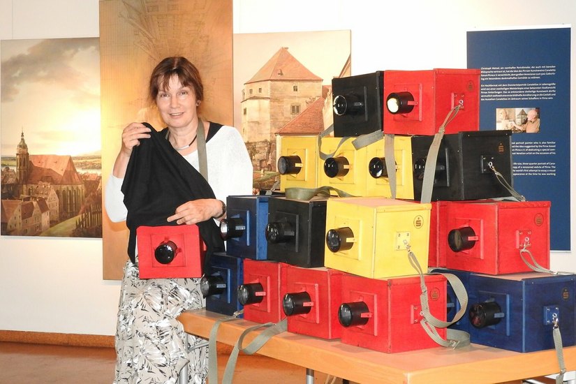 Museumspädagogin Gerburg Sturm präsentiert die 25 Camarae obscurae, welche dem Stadtuseum Pirna auf Initiative des Canaletto Forum e.V. und unter Förderung der Sparkasse gestiftet worden sind.