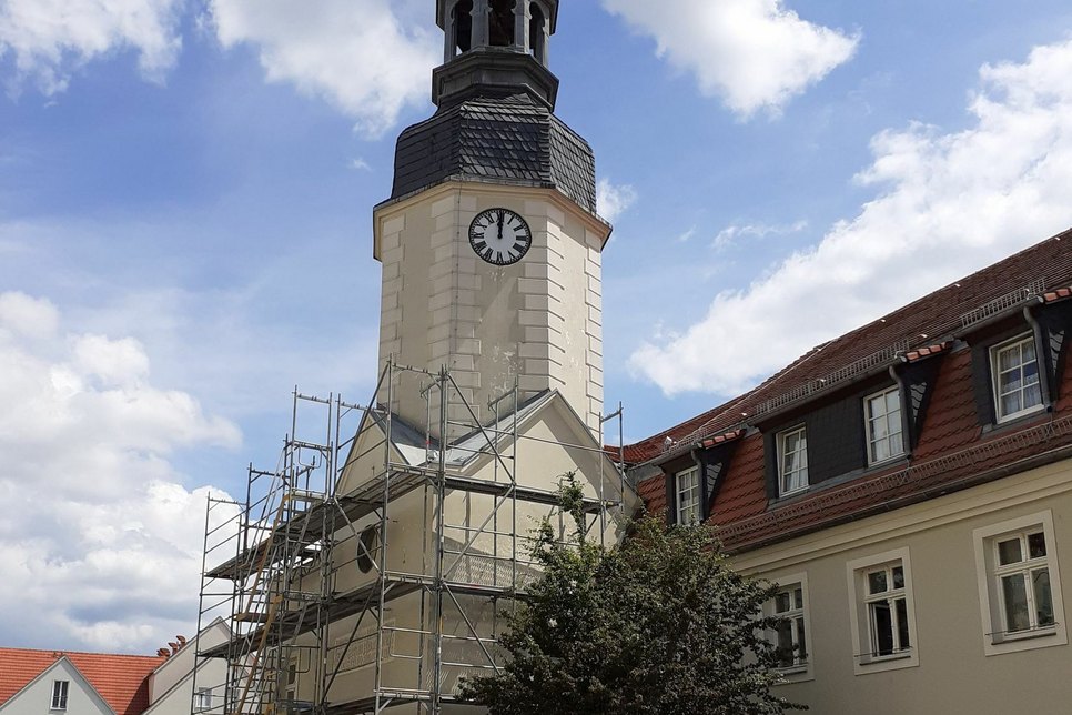 Der Rathausturm ist einschließlich der Wetterfahne circa 37 Meter hoch. Foto: Carola Zedler
