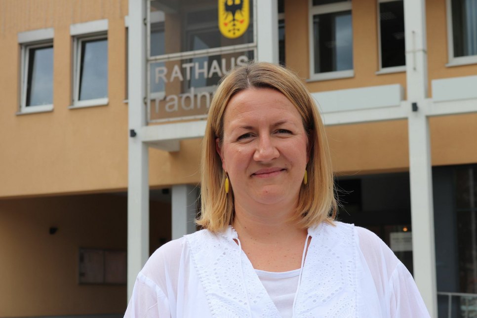 Josefine Renker (37) offiziell in ihren Dienst als „Fachbereichsleiterin Zentrale Dienste“ gestartet. Foto: Stadt Lübben/Dörthe Ziemer