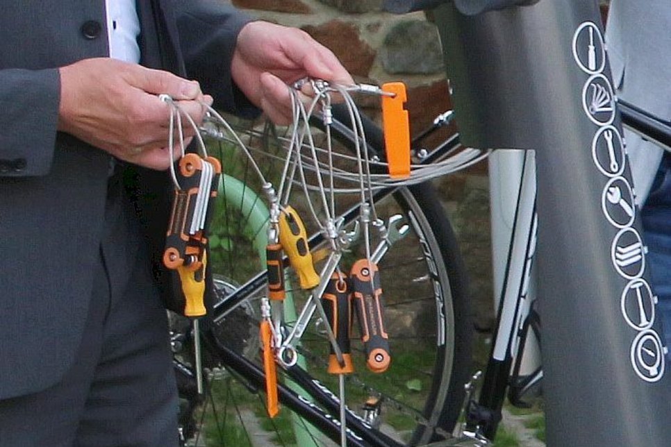 Vollständige Fahrrad-Werkzeuge am neuen Rastplatz Kändlerpark bei der Eröffnung. Foto: Farrar