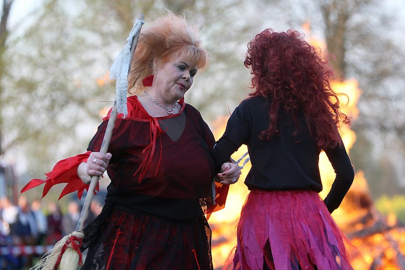Abends aber tanzen die Hexen um das Walpurgisfeuer. Fotos: D. Förster
