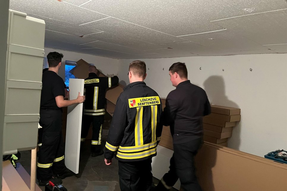 Spezialauftrag Möbel aufbauen: Angehörige der Feuerwehr Senftenberg helfen dabei, Wohnungen für Geflüchtete bezugsfertig zu machen.