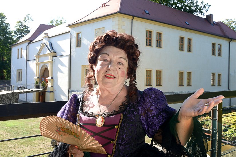 Monika Auer führt als Frau des Alchemisten Klettenberg durch die Senftenberger Festung. Foto: Steffen Rasche.