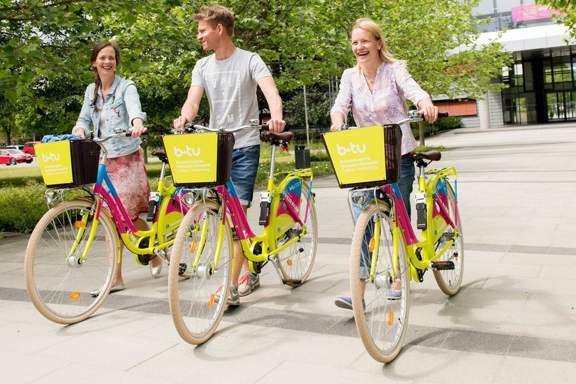 Diese drei Holland-Fahrräder mit Korb am Lenker in hellgrün, strahlendem pink und hellblau sind speziell für das Studierendenmarketing von der BTU designt und angekauft worden. Foto: BTU