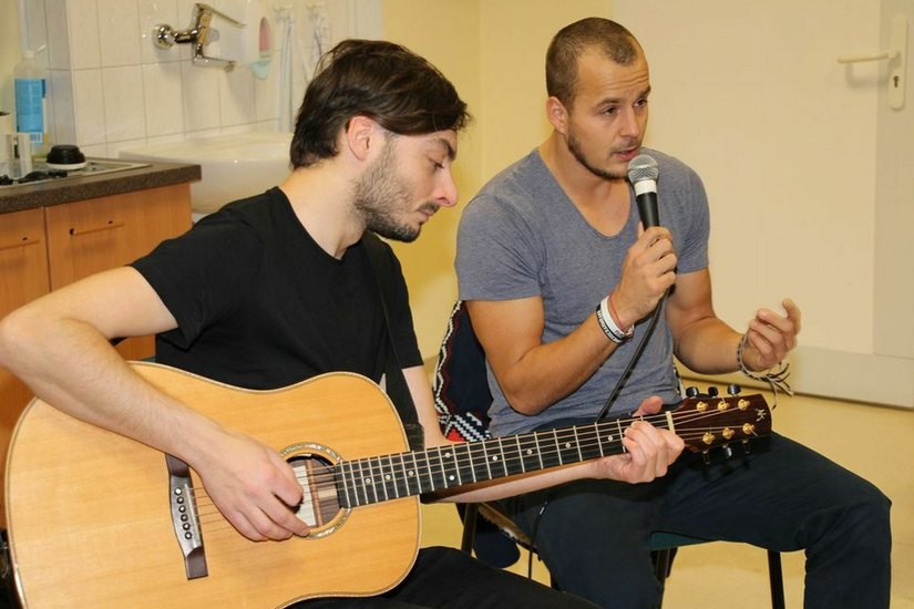 Hier bei einem spontanen Konzert in der Kinderklinik des CTK Cottbus. Er unterstützte 2014 die Gemeinschaftsaktion "Die Lausitz hilft!" von WochenKurier und BB RADIO. Foto: sts
