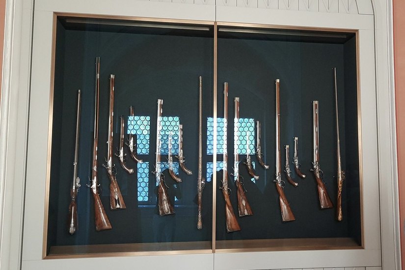 Die erste von 18 Vitrinen, in denen 500 historische Feuerwaffen der sächsichen Kurfürsten zu sehen sein werden
