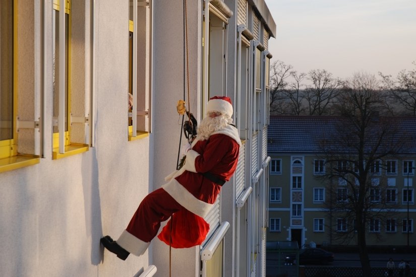 Der Weihnachtsmann vom Dach auf dem Weg nach unten zur Klinik für Kinder- und Jugendmedizin – Stefan Hoffmann, Industriekletterer bei der Arbeit.