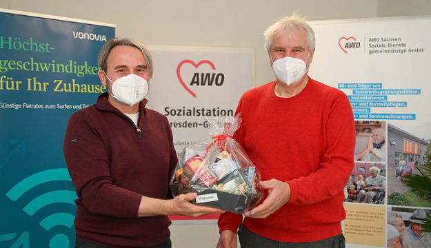 Kai-Michael Sigmund, Regionalleiter bei Vonovia Dresden (links), und Thomas Pallutt, Geschäftsführer der AWO, weihen die neue Sozialstation in Dresden-Gorbitz offiziell ein.