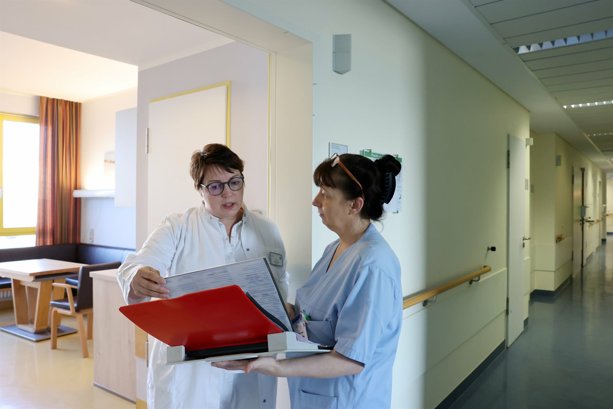 Der regelmäßige Austausch im multidisziplinären Team liegt Dr. Laura Hoppe (li.) in der Palliativeinheit, hier mit Schwester Dagmar, besonders am Herzen.