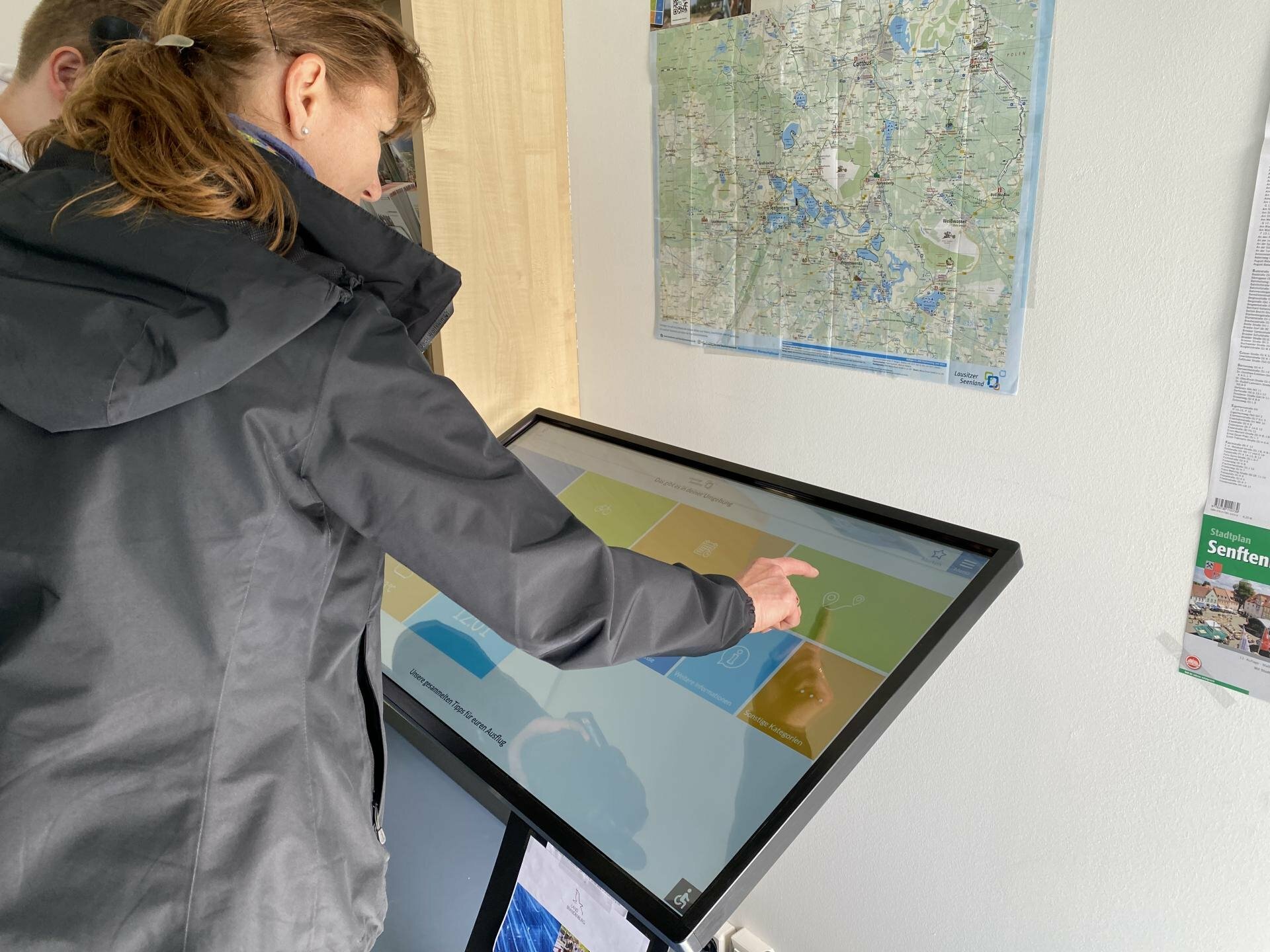 Mit einem symbolischen Termin an dem digitalen Display in der Tourist-Information am Senftenberg Stadthafen wurden die Displays und Stelen in Betrieb genommen.