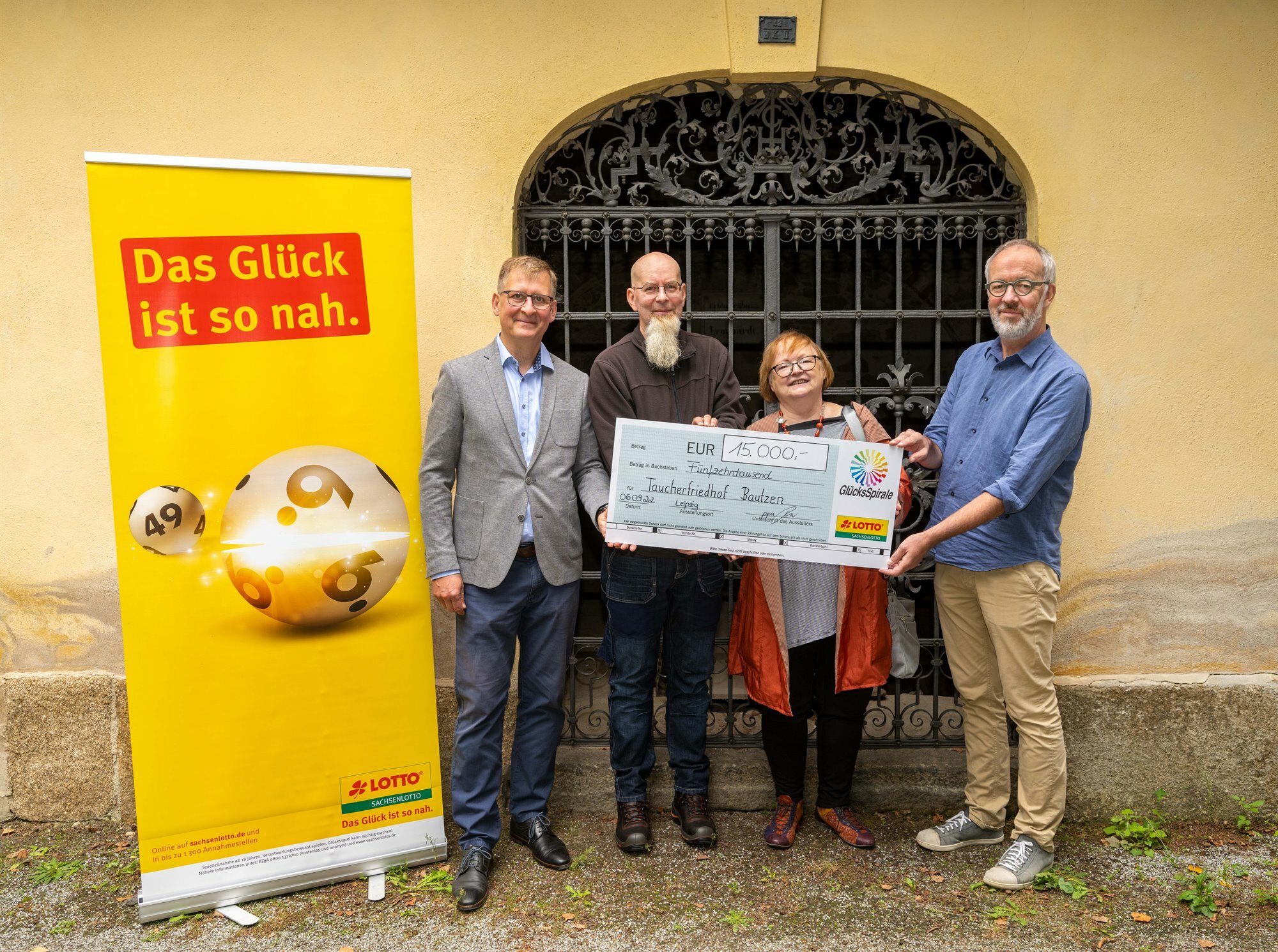 15 000 Euro Scheck F r Bautzener Taucherfriedhof Bautzen WochenKurier new-naira-notes-pictures-and-oda-tins-to-know-about-nigeria-new