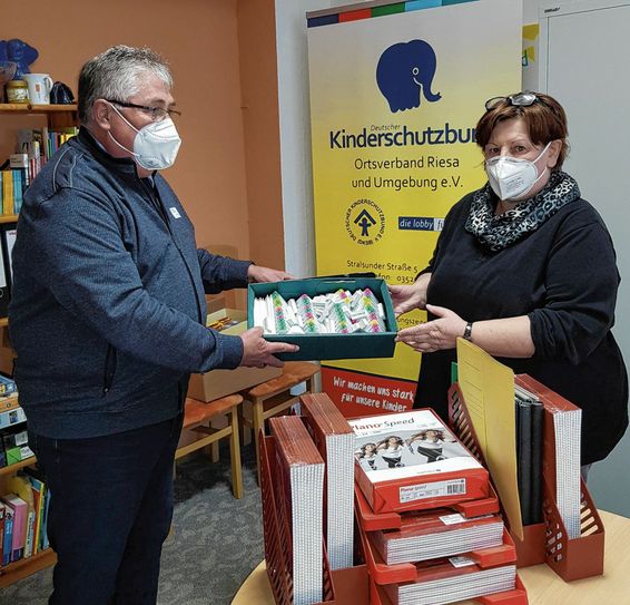 Rotary-Präsident Peter Juknat übergibt eine Spende über Schulmaterial  von Feralpi an Dr. Gitta Frensel vom Kinderschutzbund. Foto: privat