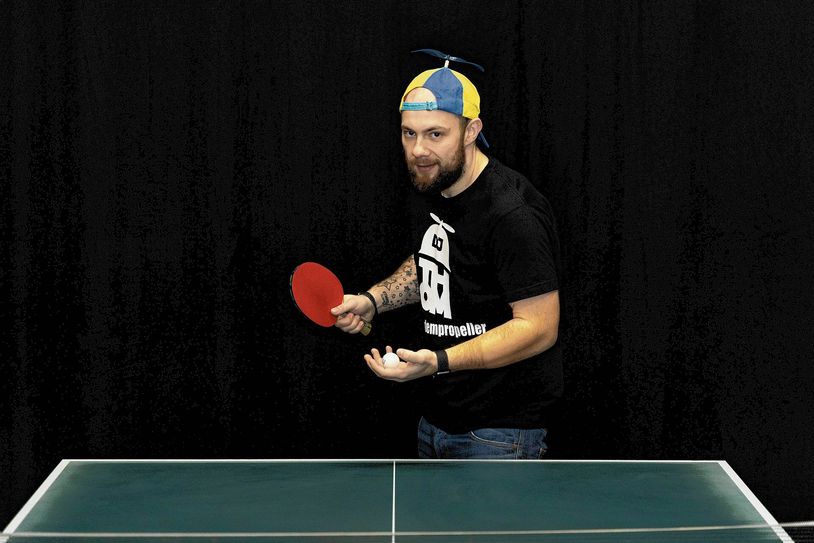 Thomas Naumann legt am Wochenende nicht nur auf, sondern bestreitet auch viele kleine Spieleinlagen - etwa an der Tischtennisplatte. Foto: FF