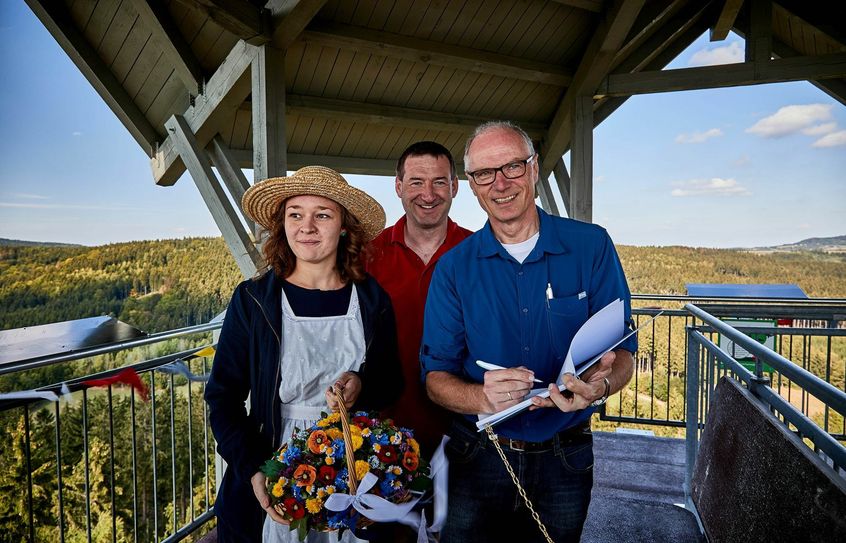 V.l.: Das amtierendes Blumenmädchen 2017/18 Alexandra Lauermann, Jens Michel (MdL) und der Sebnitzer Oberbürgermeister Mike Ruckh bei der Turmfreigabe Anfang September.